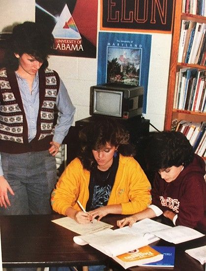 Highschool Students Doing Homework, West Springfield, USA, 1980s. 80s College Students, Highschool Student Aesthetic, 80s University Aesthetic, 80s Highschool Fashion, 80s College Aesthetic, 90s Highschool Aesthetic, 80s Highschool, 90s Highschool, Romanticize College