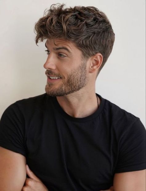 Ready for a change? Discover trendy wavy hairstyles for men, making a comeback with fresh style and versatility. Messy Look Hairstyles, Medium Hairstyles For Men Wavy, Wavy Hairstyles Men Short, Messy Mid Length Hair Men, Normal Hairstyle For Men, Messy Mens Haircut, Men Haircut Wavy Hair, Hairstyles For Men Wavy Hair, Wavy Hair Man