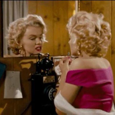 Marilyn Monroe ❤ on Instagram: “Always checking the lipstick is perfect! ❤ Marilyn in Niagara, 1953. #MarilynMonroe #NormaJeane” Marilyn Monroe Niagara, Jean Peters, Joseph Cotten, Jane Russell, Lady Macbeth, Thriller Film, Marilyn Monroe Photos, Norma Jeane, Iconic Women