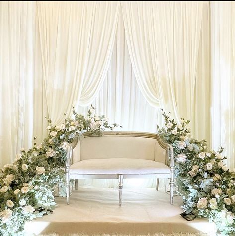 Simple Home Engagement Decoration, Mini Pelamin Tunang Simple, Pelamin Tunang Minimalist, Pelamin Tunang Simple Klasik, Pelamin Minimalist Rumah, Pelamin Nikah Simple, Simple Stage Decorations For Engagement At Home, Minimalist Pelamin, Engagement Pelamin