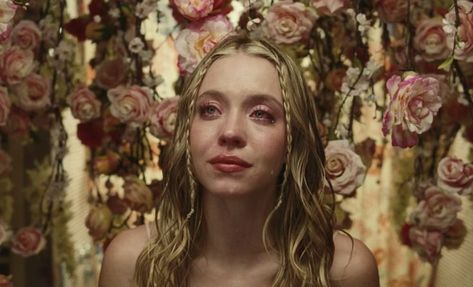 sydney as cassie in the latest episode of euphoria, crying with a background of hanging roses Eric Dane, I Love Cinema, Patrick Swayze, Movie Shots, Arte Inspo, Cinematic Photography, Film Aesthetic, Film Stills, Movie Scenes