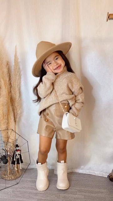 Kids Autumn Outfits, Toddler Winter Outfits Girl, Baby Girl Outfits Fall, Girls Fasion, Kids Fashion Wear, Kids Fall Outfits, Girls Winter Fashion, Toddler Vest