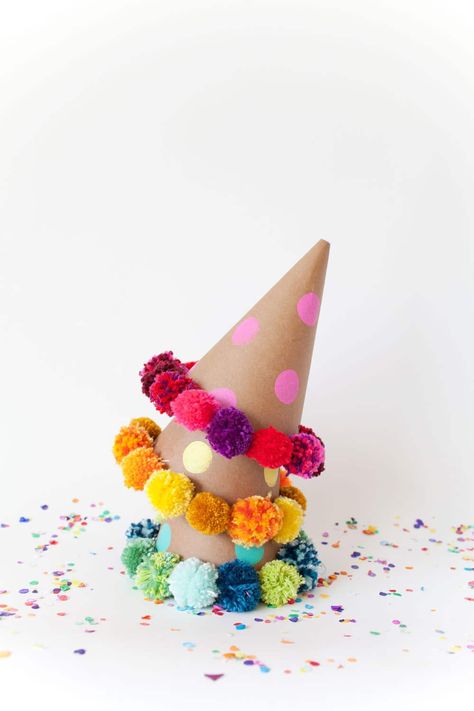 Pom Pom Party, Anniversaire Diy, Diy Pom Pom, Pom Pom Crafts, Diy Hat, Birthday Diy, Party Hat, Diy Party, Pom Poms