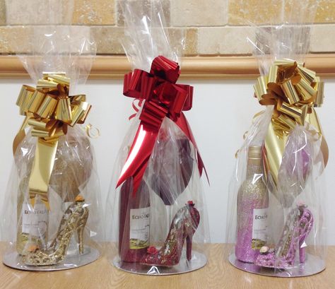 Wine Gift Box Ideas, Raffle Gift Basket Ideas, Alcohol Gift Baskets, Bottle Gift Wrapping, Valentines Day Baskets, Liquor Gifts, Valentine Baskets, Gift Baskets For Men, Personalised Gifts Diy