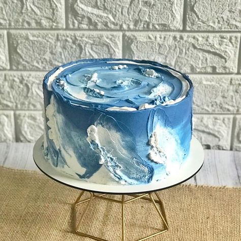 Something Blue: Stunning Blue Cake Ideas for Weddings & Celebrations Square Ocean Cake, Water Cake Design, Cute Blue Birthday Cakes, Ocean Cake Ideas, Blue Cake Ideas, Ocean Birthday Cakes, Blue Birthday Cake, Summer Birthday Cake, Beach Birthday Cake