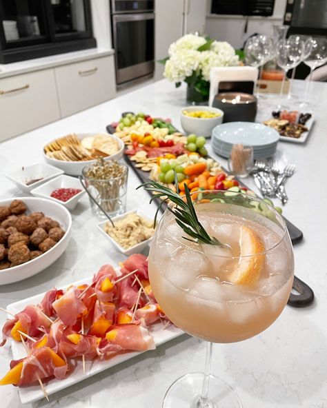 Hosting Girls Night In At Home, Girls Night In Snacks, Girls Night Food Appetizers, Fall Girls Night In, Girls Night Food Ideas, Hosting Girls Night, Girls Night Food, Girls Night Appetizers, Girls Night Snacks