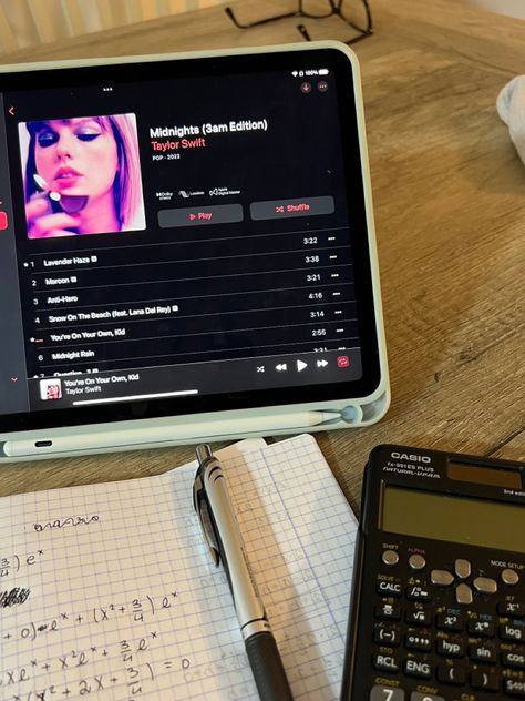 Taylor Swift Study Aesthetic, Taylor Swift Studying, Taylor Swift Study Motivation, School Playlist Cover, Taylor Swift Study, Mari Wallpaper, Math Study Motivation, Uni Moodboard, Taylor Swift School