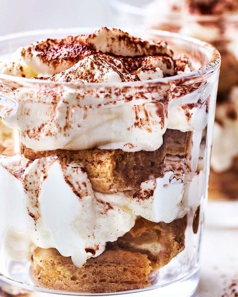 Zin in tiramisu maar geen zin om er lang op te wachten? Maak dan deze heerlijke, makkelijke tiramisu klaar, in 15 min. ben je al aan't smullen! Een recept uit 'Lekker Simpel' van Manon Van Aerschot. Tiramisu Recept, Cake Cookies, Oreo, Muffins, Pie, Dessert, Baking, Cake, Van