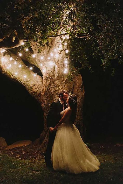 Incredible Night Wedding Photos That Are Must See ❤ See more: http://www.weddingforward.com/night-wedding-photos/ #weddings Night Wedding Photos, Romantic Backyard, Practical Wedding, Wedding Kiss, Romantic Photos, Wedding Forward, Evening Wedding, Photo Couple, Wedding Photo Inspiration