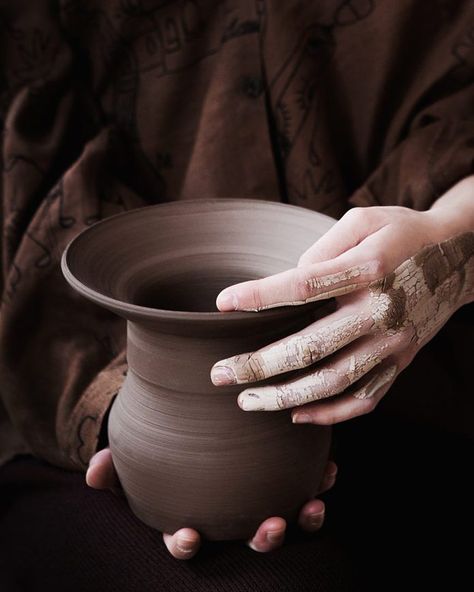 Ceramic Photoshoot, Pottery Photoshoot, Pot Photography, Photography Workspace, Ceramics Photography, Ceramic Photography, Clay Photography, Pottery Photography, Hands Photography