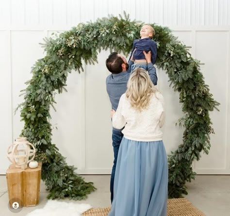 Christmas Minis Fireplace, Giant Christmas Wreath Photoshoot, Giant Wreath Photoshoot, Diy Huge Wreath, Giant Christmas Wreath, Christmas Photo Background, Outdoor Christmas Photos, Christmas Mini Shoot, Holiday Photo Booth