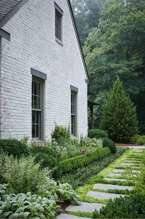 Timeless Landscape Design, English Garden Front Yard, English Landscaping, English Garden Landscaping, English Backyard, Colonial Landscaping, Heart Landscape, English Garden Ideas, Border Garden