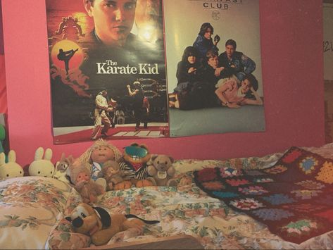 Bedroom From The 80s, Girly 80s Room, 80s Themed Bedroom, 80s Teen Bedroom, Nostalgic Bedroom, 1980s Bedroom, 1970s Bedroom, 80s Home Decor, 80s Room Decor