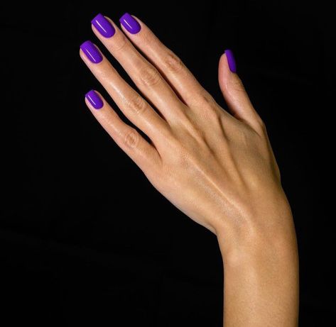 Vibrant Purple Nails, Electric Purple Nails, Purple Fingernails, Bright Purple Nails, Glitter Gel Nail Designs, Stile Kylie Jenner, Happy Nails, Glitter Gel Nails, Nail Designs Glitter