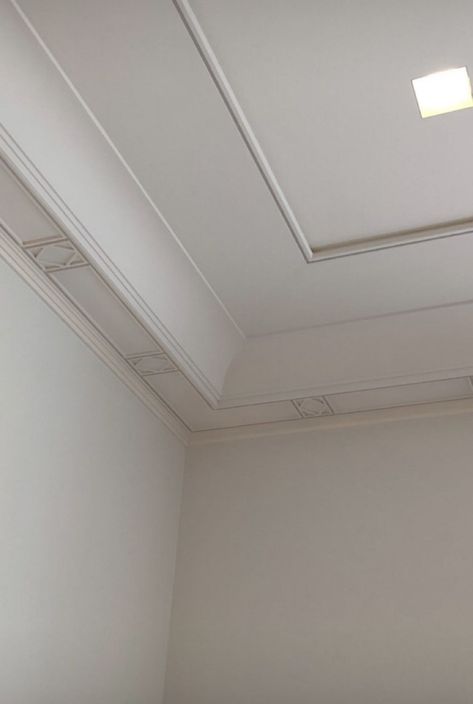 Cornice False Ceiling, Cove Ceiling, Drawing Room Ceiling Design, Pop Design For Roof, Molding Ceiling, Cornice Design, Ceiling Trim, Interior Ceiling Design, Pop Ceiling Design