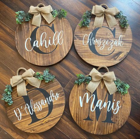 Wooden Signs Cricut Diy, Diy Wood Circle Projects, Wood Round Cricut Crafts, Cricut Projects Signs Diy Wood, Diy Round Wooden Signs Cricut, Cricut Plaque Ideas, Wooden Rounds Sign, Diy Circle Wood Sign, Diy Farmhouse Door Hanger