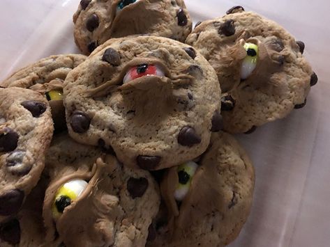 Spooky Eyeball Cookies, Courtesy Of My Friend’s Parents Cookies With Eyes, Eyeball Cookies, Buffet Halloween, Halloween Food Snacks, Christine Mcconnell, Pasteles Halloween, Spooky Halloween Food, Halloween Themed Food, Spooky Food