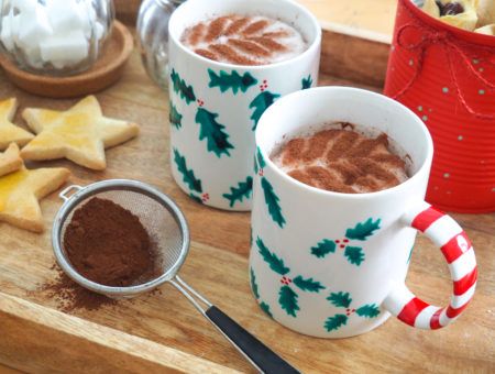 Mug Decorating Ideas Christmas, Diy Christmas Mugs Paint, Christmas Mug Diy, Mug Painting Ideas Diy, Christmas Mugs Diy, Christmas Mug Ideas, Sharpie Mug Designs, Mug Noel, Diy Christmas Mugs