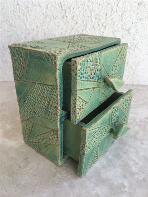 Small ceramic drawers Functional Sculpture Clay, Ceramic Slab Box Ideas, Ceramics Slab Ideas, Pottery Box Ideas, Ceramic Slab Projects, Ceramic Slab Ideas, Clay Box Ideas Ceramics, Slab Box Ceramics Ideas, Ceramic Box Ideas