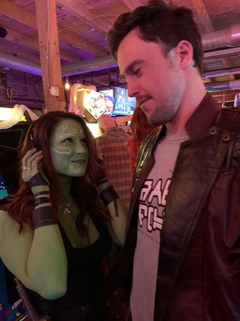 Young couple dressed as Gamora and Starlord from Guardians of the Galaxy Halloween Outfits Unique, Single Costumes Halloween, Cosplay Couples Costumes, Gamora And Peter Costume, Marvel Duo Costumes, Marvel Couple Halloween Costumes, Nerdy Costumes, Guardians Of The Galaxy Costume, Cute Nerdy Couples Costumes