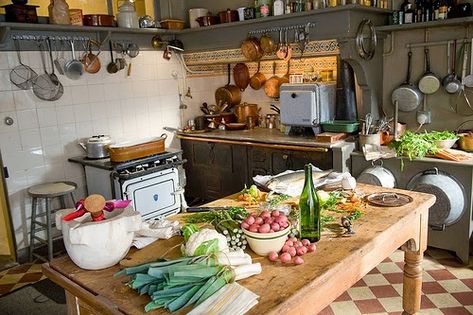 Julia Child Kitchen, Unfitted Kitchen, Paris Kitchen, Freestanding Kitchen, Casa Vintage, Cottage Kitchens, French Kitchen, Cozy Kitchen, Trendy Kitchen