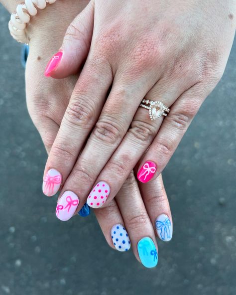 gender reveal nails for my bestie 🩷🩵🩷🩵 Crossing my fingers it’s a girl 🤞🏻 • • • #genderrevealnails💙💗 #luminarynailsystems #dndpolish #bownailart #nailart #nails #colorfulnails💅 Gender Reveal Nails Ideas Short, Cute Gender Reveal Nails, Short Gender Reveal Nails, Gender Nails, Gender Reveal Nails Ideas, Baby Nail Art, Reveal Nails, Gender Reveal Nails, Nail Inspired