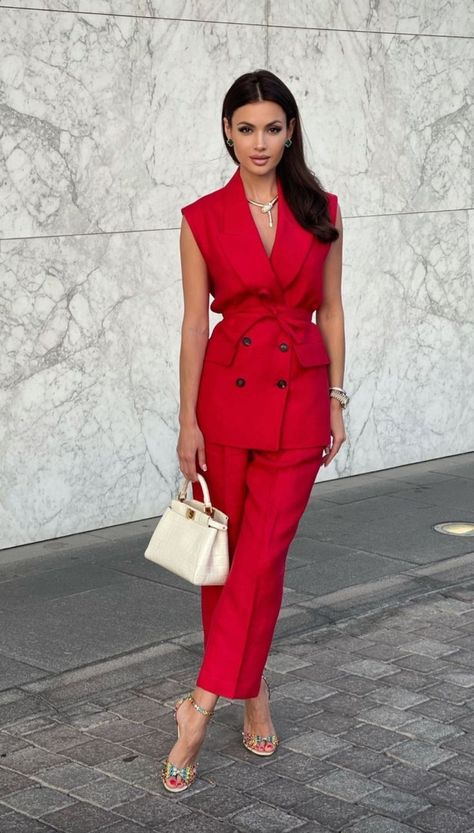 Alena Khovrina, Blazer Outfit, Red Suit, Looks Black, Casual Chic Outfit, Pinterest Fashion, Fashion Mistakes, Work Outfits Women, Professional Outfits