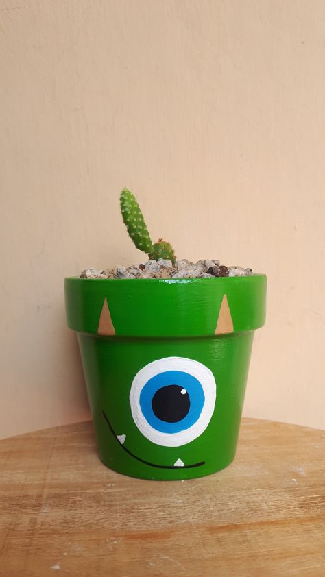 Mike Wazowski Mini Pot Painting Ideas, Pot Heads, Bengali Art, Plant Pot Design, Diy Pottery Painting, Painted Pots Diy, Mike Wazowski, Painted Flower Pots, Diy Pottery