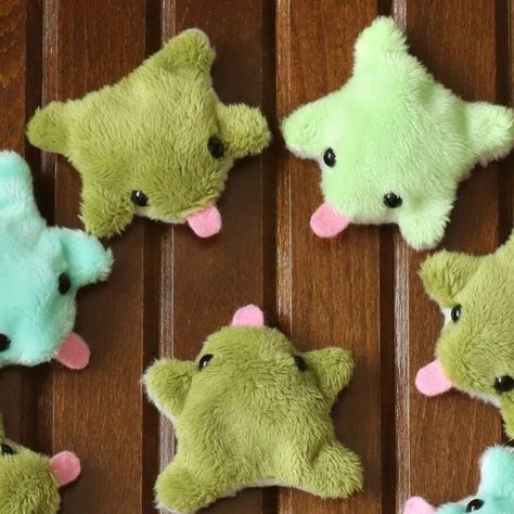 JelArts - Critter Illustrator on Instagram: "I've been making tons of these magnetic froggies! They're small, weighted, soft, and have a magnet in each hand. Grab them tomorrow 👀🐸 #frog #magnetic #plushie" Hand Sewing Plushies, Cute Diy Stuffed Animals, Gift Crafts For Friends, Easy Sew Stuffed Animals, Felt Gifts Diy, Hand Grabbing Something, Small Sewing Ideas, Free Stuffed Animal Patterns Sewing, Frog Plushie Diy