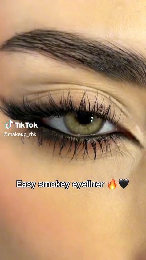 Easy Smokey Eyeliner, Smokey Eyeliner Tutorial, Machiaj Smokey Eyes, Halloweenský Makeup, Smokey Eyeliner, Eye Makeup Pictures, Smink Inspiration, Pinterest Makeup, Makijaż Smokey Eye