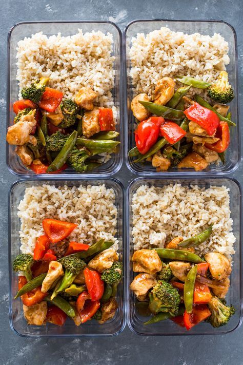 Chicken and veggies coated with a sticky sweet chili garlic glaze and baked on a sheet pan. This healthy take Clean Meal Prep, Sweet Chili Chicken, Chicken And Veggies, Chicken Veggies, Chili Chicken, Resep Diet, Chicken Meal Prep, Prepped Lunches, Meal Prep Bowls