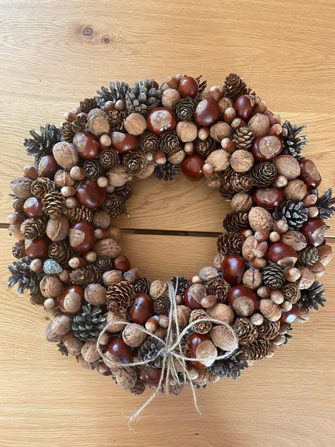 Chestnut Christmas Decoration, Diy Chestnut Craft, Chestnut Decoration Diy, Chesnutt Craft, Acorn Christmas Crafts, Chestnut Garland, Chestnuts Crafts, Chestnuts Decoration, Chestnut Wreath