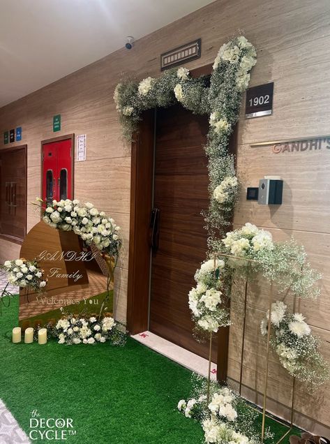 House Entrance Flower Decoration, Decoration For House Warming Indian, House Warming Decorations Indian, White Flower Decor, House Warming Decoration, Indian Floral Decor, Green Floral Decor, Entrance Door Decor, Haldi Decoration