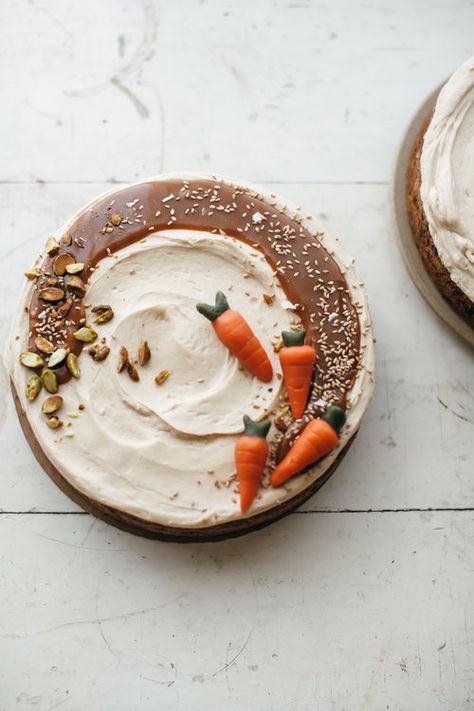 Carrot Cake Tart, Tahini Frosting, Carrot Cake Birthday Cake, Carrot Birthday Cake, Tahini Caramel, Carrot Cake Decoration, Holiday Desserts Thanksgiving, Desserts Thanksgiving, Fun Thanksgiving Desserts