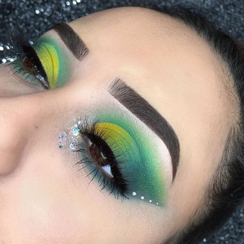 Green Cut Crease Eyeshadow, Holiday Nails Green, Green Eye Makeup, Crease Eyeshadow, Eye Makeup Cut Crease, White Liner, Eye Makeup Ideas, Nails Green, Green Makeup