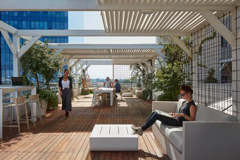 Rooftop office - Vondom Outdoor Workspace, Building Extension, Terrasse Design, Events Place, Rooftop Terrace Design, Rooftop Design, Public Space Design, Relaxing Space, Building A Fence