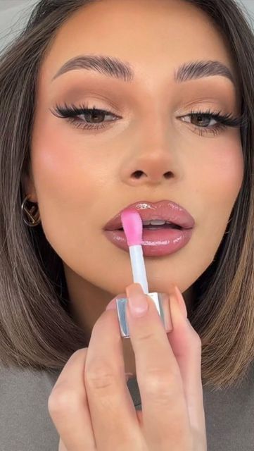 Brown Lip Liner With Pink Gloss, Make Up For Birthdays, Pink Lip Wedding Makeup, Prom Lip Combo, Pink Lip Gloss Makeup Look, Best Lip Combos For Medium Skin, Juicy Lip Combo, Makeup Lip Ideas, Pink Lip Liner Combo