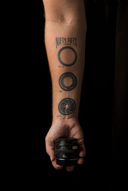 Does he realise this looks like the iris on a stargate? Lol. F Stop Tattoo, Tattoo Photography Ideas, Aperture Tattoo, Vintage Camera Tattoos, Camera Tattoo Design, Photography Tattoos, Photographer Tattoo, Camera Tattoos, Jagua Henna