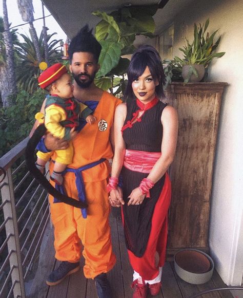 Dragon Ball Z Halloween Costumes, Dragon Ball Z Costume, Cupcake Halloween Costumes, Matching Family Halloween Costumes, Halloween Riddles, Family Themed Halloween Costumes, 90s Halloween Costumes, Family Cosplay, Themed Halloween Costumes