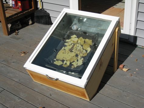 Get or make one of these: a homemade solar wax melter. Beeswax Diy, Sun Crafts, Bee Hive Plans, Wax Melter, Buzz Bee, Wax Melters, Diy Solar, Bee Keeping, Unique Diy