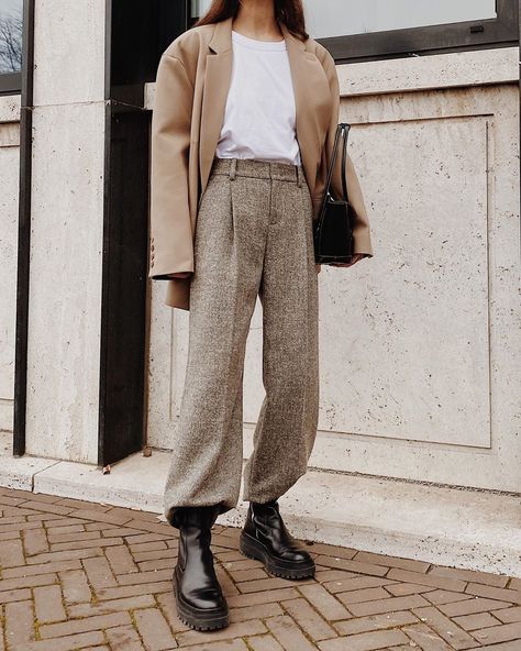 The "Risky" Shoe Trend Taking the Place of Basic Booties Trousers Women Outfit, Fest Outfits, Casual Styles, Wool Trousers, Moda Vintage, 가을 패션, Looks Style, Mode Inspiration, Casual Blouse