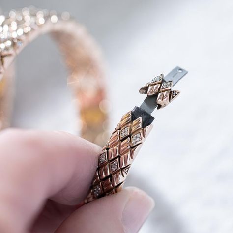 Review of Bulgari's new women's watch including diamond and gold Serpenti and Lucea models | The Jewellery Editor Unusual Engagement Rings, Jewelry Knowledge, High Jewelry Ring, Diamond Pendants Designs, Jewelry Design Drawing, Designer Watches, Gold Belts, Luxury Jewellery, Bracelets Gold Diamond