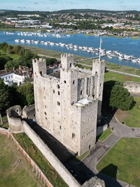 Rochester Castle in England 🇬🇧 beautiful old Castle Rochester Castle, British Castles, Old Castle, Castles In England, Beautiful Houses, Beautiful Homes, Palace, Scotland, Fort