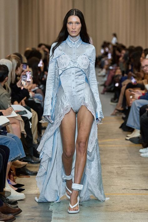 Burberry 2023 spring runway Bella Hadid Bella Hadid Runway, Burberry Fashion Show, Haute Couture Style, Camila Morrone, London Fashion Weeks, Miuccia Prada, Spring 2023, Bustiers, Bella Hadid