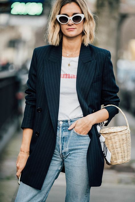 Denim | Street Style | Effortless | Outfit | Blue Jeans | Navy Blazer | Basket Bag | TheUNDONE.com Oversized Blazer Outfit, Fashion Me Now, Blazer Street Style, Denim Street Style, Mode Tips, Women Ideas, Street Style 2017, Paris Mode, Blazer Outfit