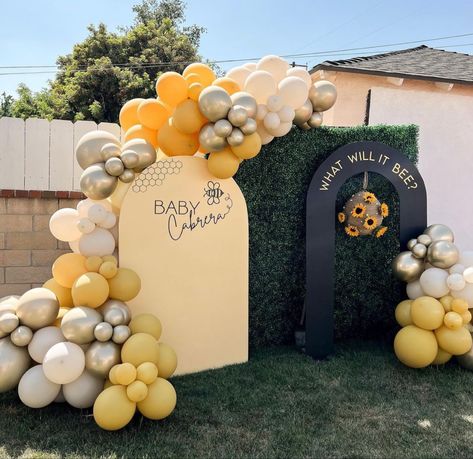 What Will It Bee Backdrop, Unisex Gender Reveal Themes, Bee Theme Backdrop Ideas, Gender Reveal Ideas Sunflower Theme, Gender Reveal Yellow Theme, What Would It Bee Gender Reveal Decor, Bee Gender Reveal Balloons, Gender Reveal Party Theme Ideas Honey Bees, Best Gender Reveal Themes