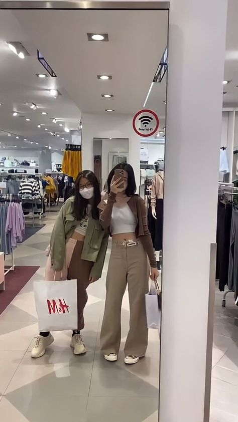 Matching Outfits Best Friend, Outfit Korean Style, 90s Inspired Outfits, Bff Outfits, Stylish Photo Pose, Tomboy Style Outfits, Tom Kaulitz, Classy Casual Outfits, Friend Poses