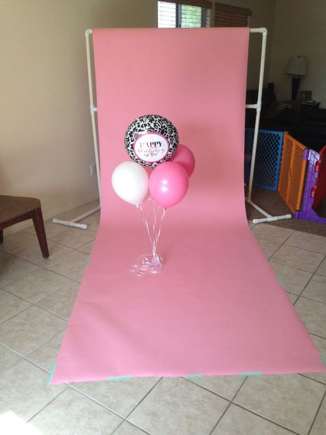 how to hang seamless photography background paper for fantastic photos - without spending a bunch of money on an expensive backdrop stand Diy Cake Smash, Diy Smash Cake, Diy Photography Props, Photography Backdrops Diy, First Birthday Pictures, Pink Backdrop, Smash Cake Photoshoot, Cake Photography, Birthday Photography