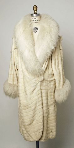 This is a clutch coat from the 1920's. This is a large, cocoon-like coat and is clutched by a pin holding it in place. This necessity to hold the dress closed or use a pin causes a sort of pose for women when they went this garment. Arte Art Deco, Style Année 20, 1920 Fashion, Look Retro, 20s Fashion, Historical Costume, 1920s Fashion, Moda Vintage, Vintage Coat