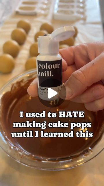 Cake Pop Frosting Recipes, Cake Pop Dessert Table, Cake Pops Christmas Ideas, How To Dip Cake Pops, Best Cake Pops, 21st Birthday Desserts, Cake Ball Display Ideas, How To Make A Cake Pop, How To Make Cake Pops Step By Step